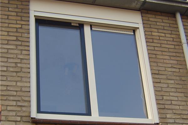 Kunststof blokkozijn met opbouwrolluik